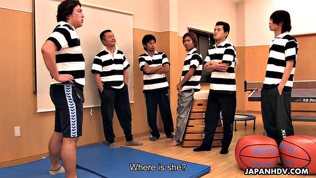 Teen An Umemiya pleases sporty guys at gym