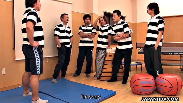 Teen An Umemiya pleases sporty guys at gym