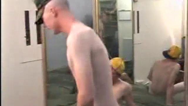 мускулистый моряк жестко трахается со скейтером на диване