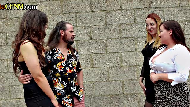 Amateurs taking turns to give head