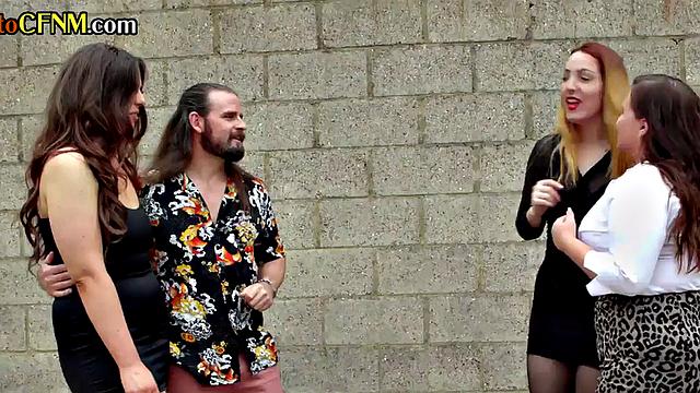 Amateurs taking turns to give head