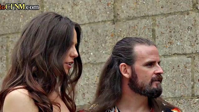 Amateurs taking turns to give head