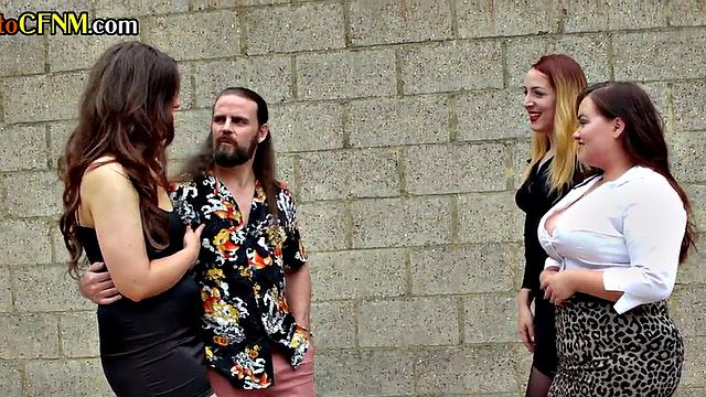 Amateurs taking turns to give head