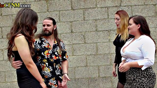 Amateurs taking turns to give head