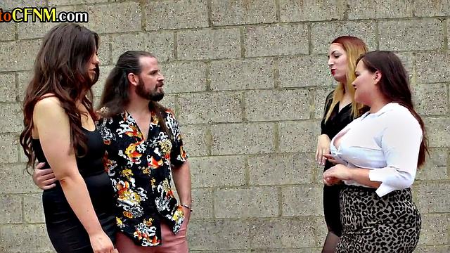 Amateurs taking turns to give head