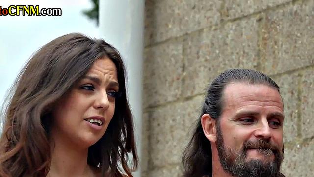 Amateurs taking turns to give head