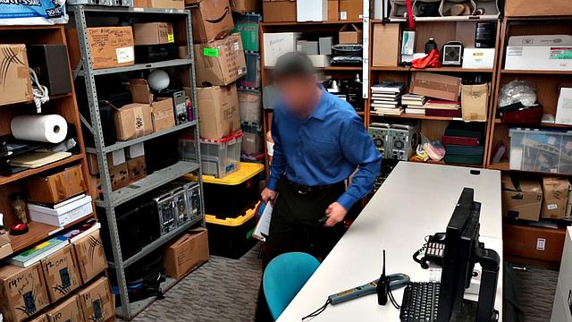 жесткая задержка: охранник устраивает стрип и групповуху в подсобке