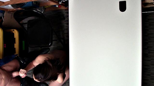 жесткая задержка: охранник устраивает стрип и групповуху в подсобке