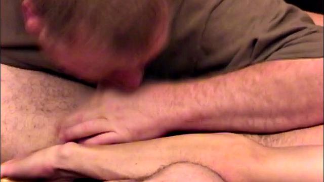 Тётя Боб застала Бена за дрочкой - дальше только страпон и мужской член