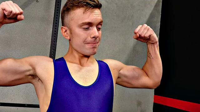 Gym hunk with athletic body fucks stud's asshole bareback