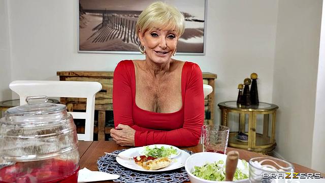 Меллани Монро и Сека Блэк жарко трахаются с Демионом и Хлоей Темпл за обеденным столом, зрелые страсти и семейные разборки в одном доме.