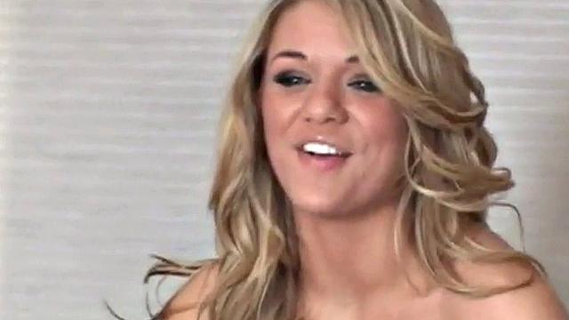 Blonde strips off in solo scene