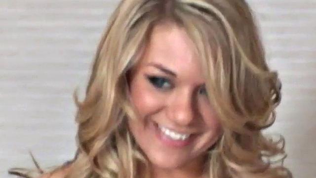 Blonde strips off in solo scene