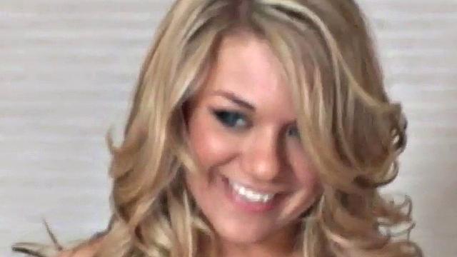 блондинка срывает трусики и устраивает приват прямо для pov-камеры