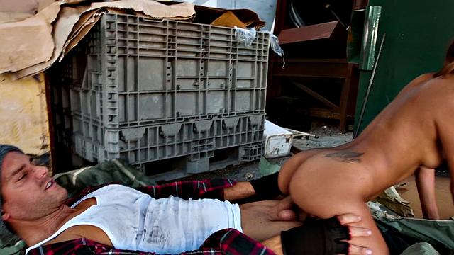 жена изменяет мужу с бомжом у мусорки пока тот ищет кольцо