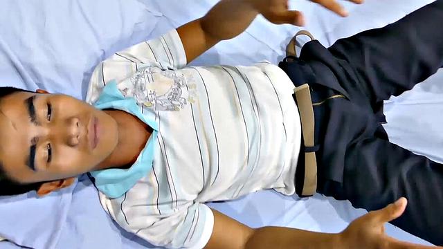 Робин дрочит в сапогах, возбуждение зашкаливает