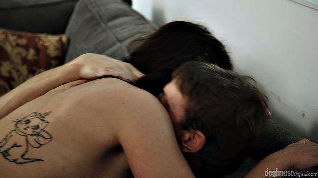 брюнетка получает глубокий кремпай на диване