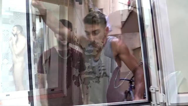 Кольдо трахает двух цыганок своим большим членом - жопы соседей