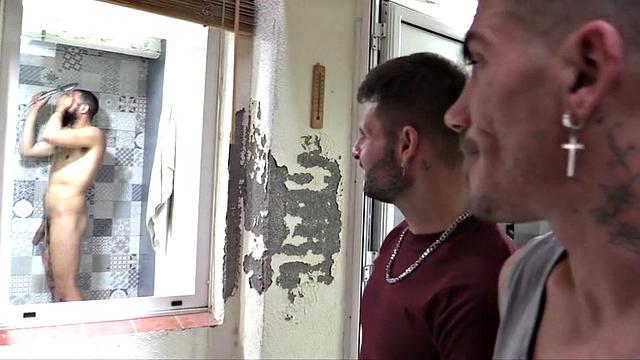 Кольдо трахает двух цыганок своим большим членом - жопы соседей