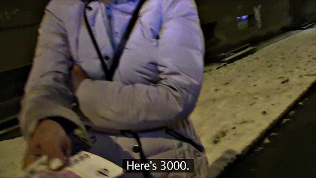 чешская брюнетка трахается в заброшенном гараже