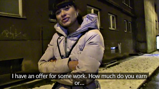 чешская брюнетка трахается в заброшенном гараже