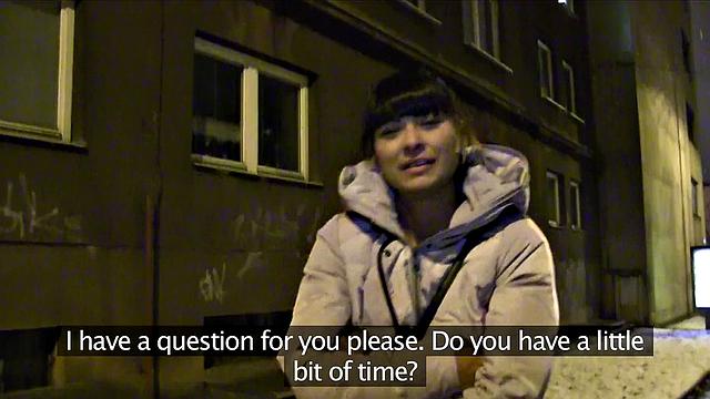 чешская брюнетка трахается в заброшенном гараже