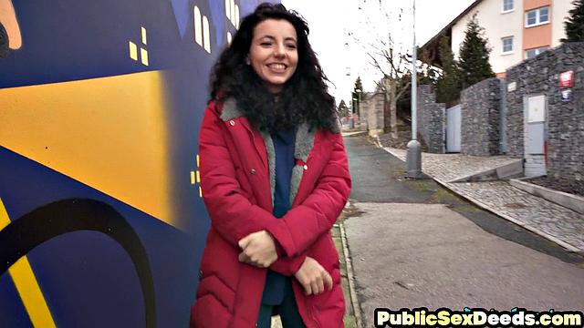 Stunning babe sucking stranger