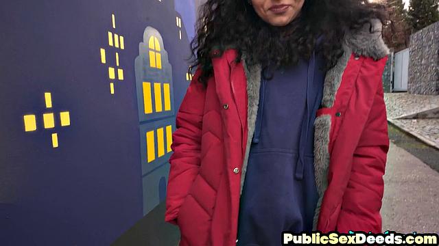 Stunning babe sucking stranger