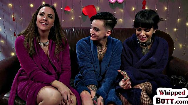 пышные милфы в латексе устраивают грязный лесбийский тройничок