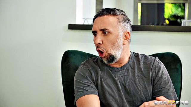 Адрия Рэй изменяет парню с его развратным соседом по комнате Кеироном Ли, который трахается лучше и член у него больше.