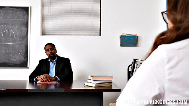 Брюнетка в очках трахается с учителем на парте