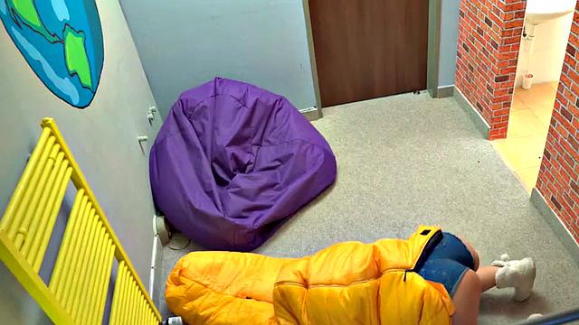 пышная брюнетка трахается с двумя парнями в жёстком тройничке