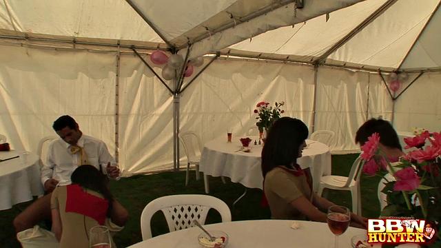 пышная соблазнительница устраивает оргию на глазах у всех