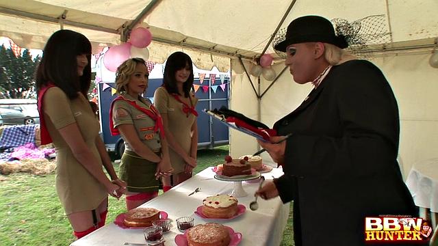 Plumper having an orgy publicly