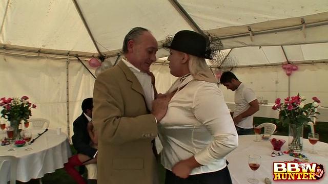 Plumper having an orgy publicly