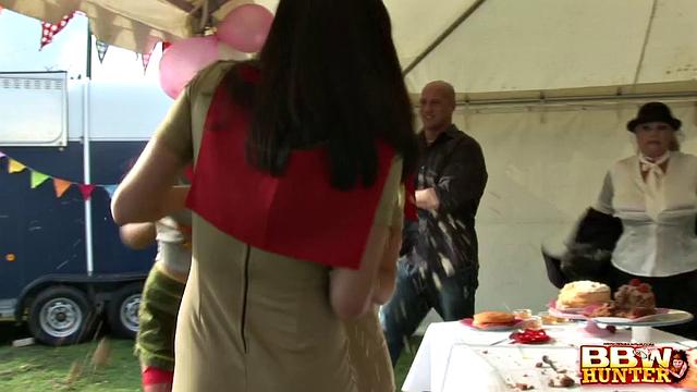 Plumper having an orgy publicly