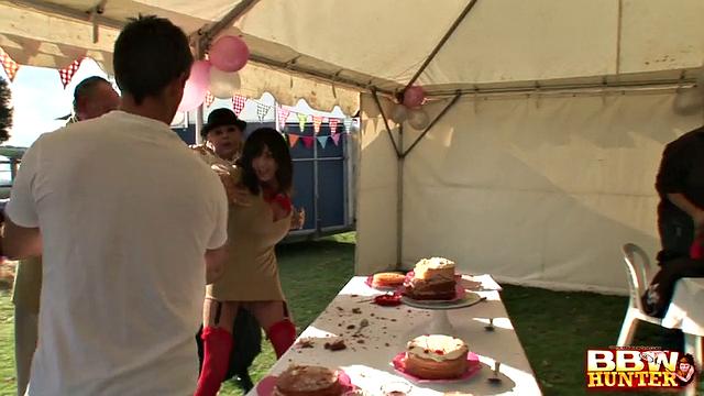 пышная соблазнительница устраивает оргию на глазах у всех