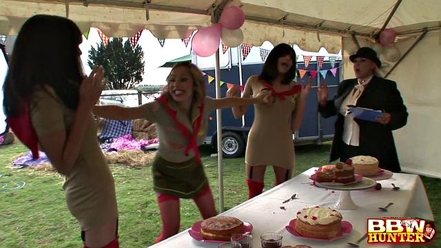 Plumper having an orgy publicly