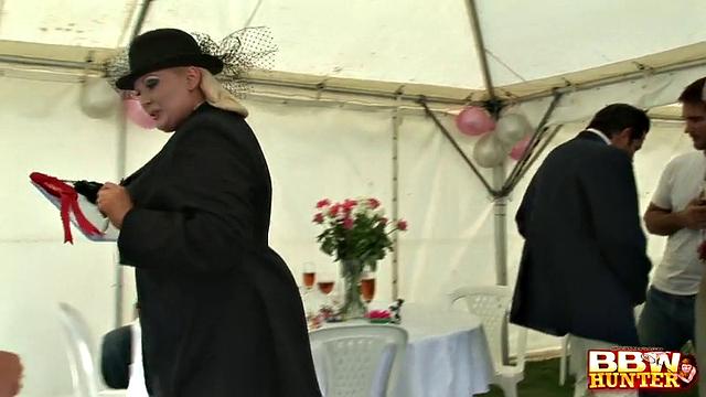 Plumper having an orgy publicly