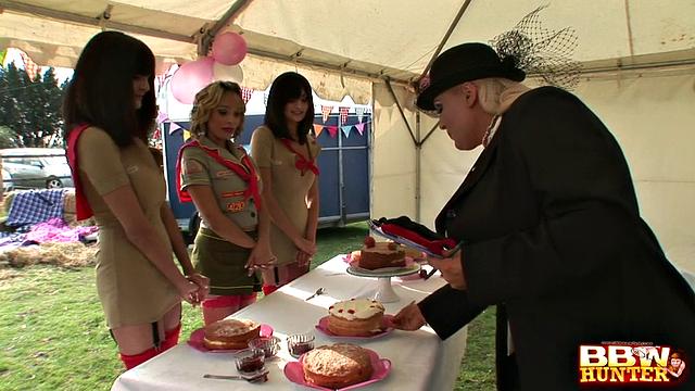 Plumper having an orgy publicly