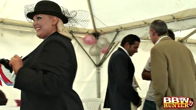 Plumper having an orgy publicly