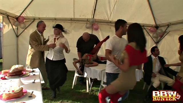 пышная соблазнительница устраивает оргию на глазах у всех