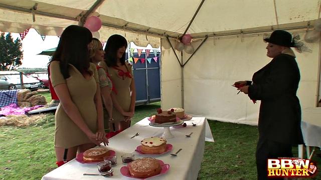 Plumper having an orgy publicly