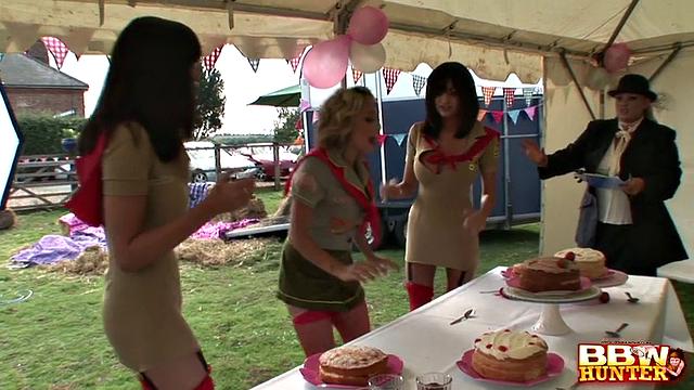 Plumper having an orgy publicly