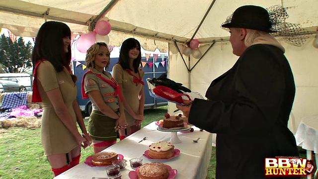 Plumper having an orgy publicly