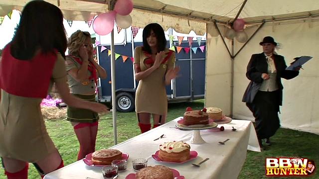 Plumper having an orgy publicly