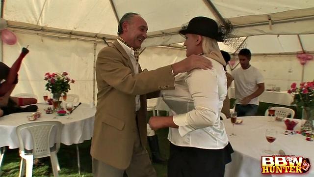 Plumper having an orgy publicly