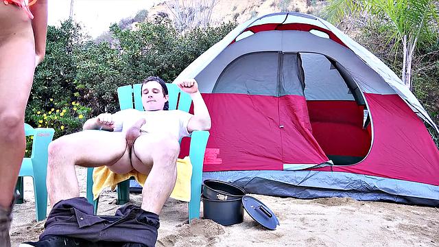 Алексис Адамс трахается на природе и получает сперму на лицо