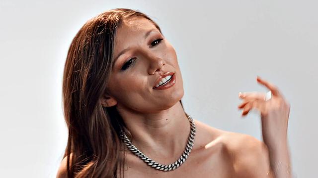 Stunning babe solo fingering and toying herself