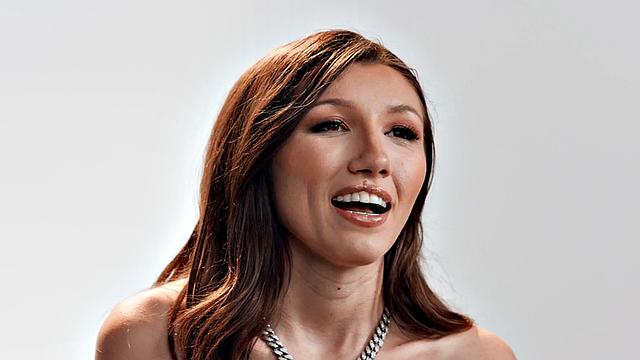 Stunning babe solo fingering and toying herself